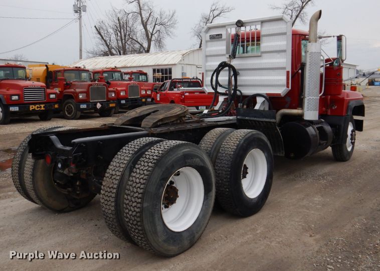 image for item IM9851 2002 Mack RD Series  semi truck