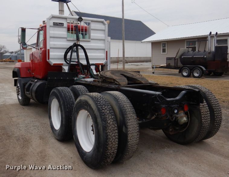 image for item IM9851 2002 Mack RD Series  semi truck