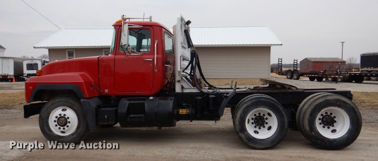 image for item IM9851 2002 Mack RD Series  semi truck