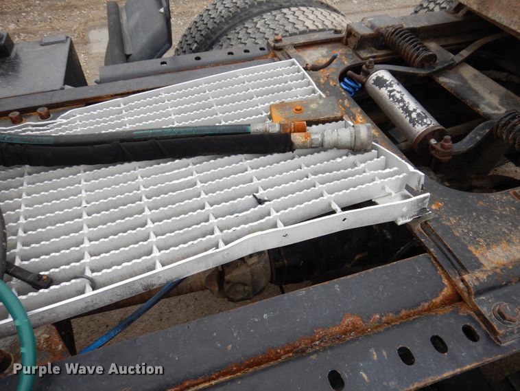 image for item IM9851 2002 Mack RD Series  semi truck