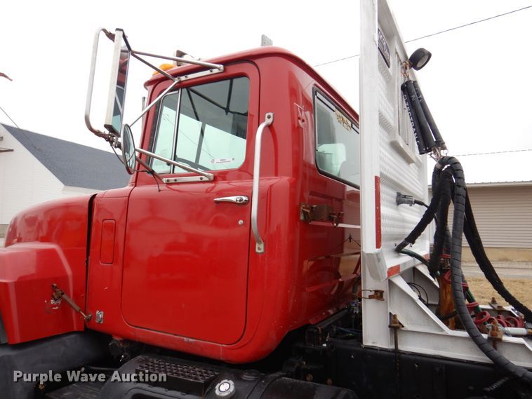 image for item IM9851 2002 Mack RD Series  semi truck