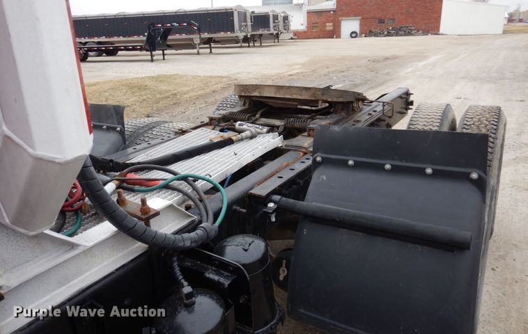 image for item IM9851 2002 Mack RD Series  semi truck