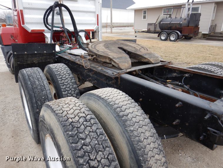 image for item IM9851 2002 Mack RD Series  semi truck