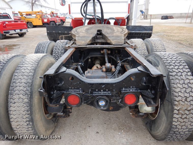 image for item IM9851 2002 Mack RD Series  semi truck