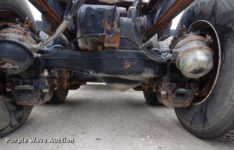 image for item IM9851 2002 Mack RD Series  semi truck