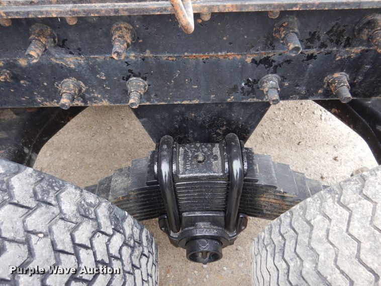 image for item IM9851 2002 Mack RD Series  semi truck