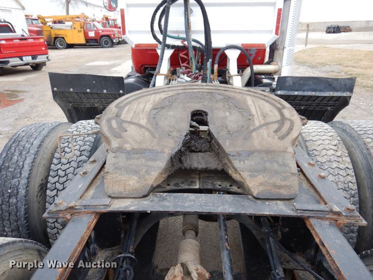 image for item IM9851 2002 Mack RD Series  semi truck