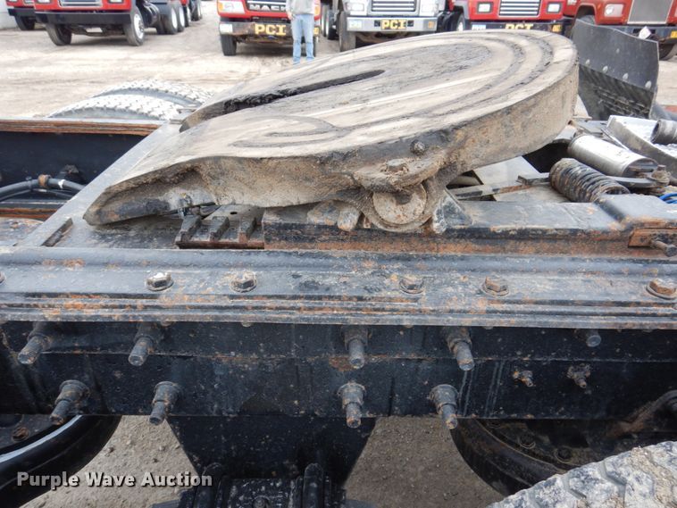 image for item IM9851 2002 Mack RD Series  semi truck