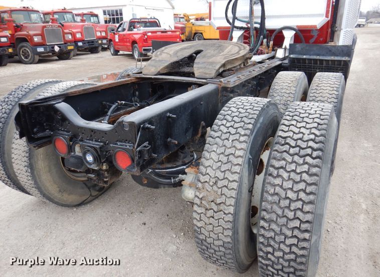 image for item IM9851 2002 Mack RD Series  semi truck