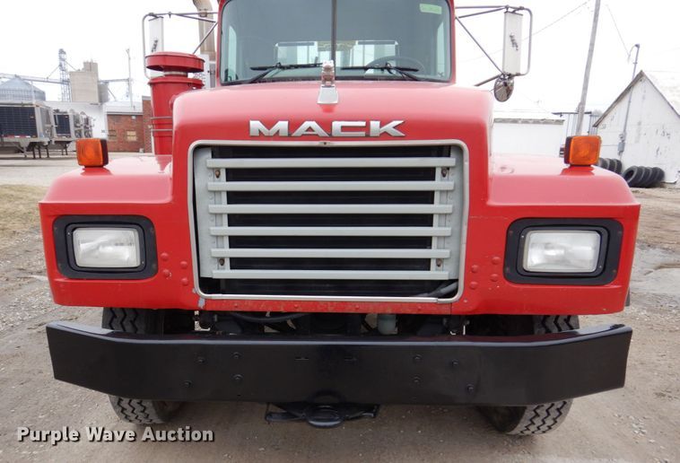 image for item IM9851 2002 Mack RD Series  semi truck