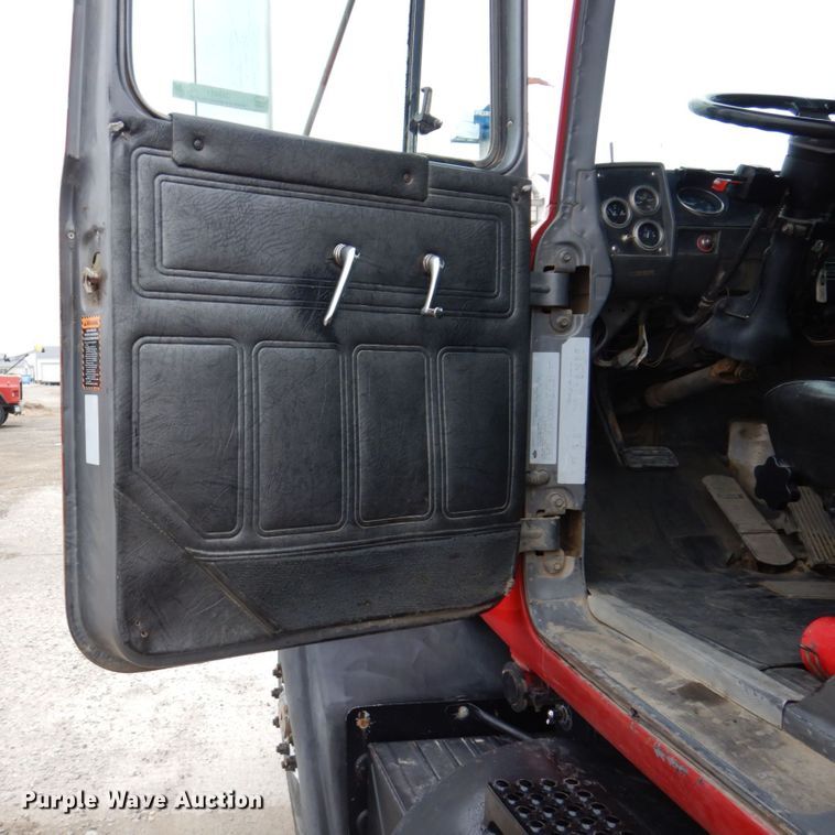 image for item IM9851 2002 Mack RD Series  semi truck