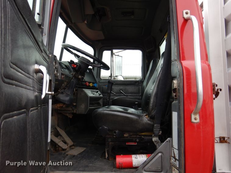 image for item IM9851 2002 Mack RD Series  semi truck