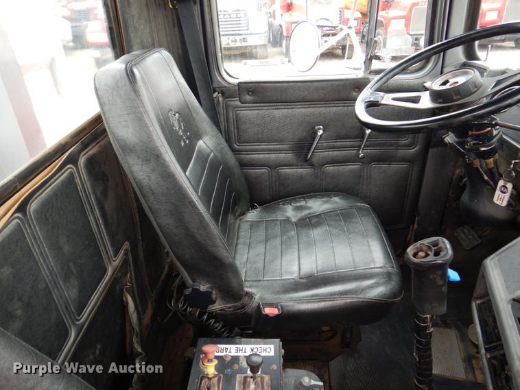 image for item IM9851 2002 Mack RD Series  semi truck