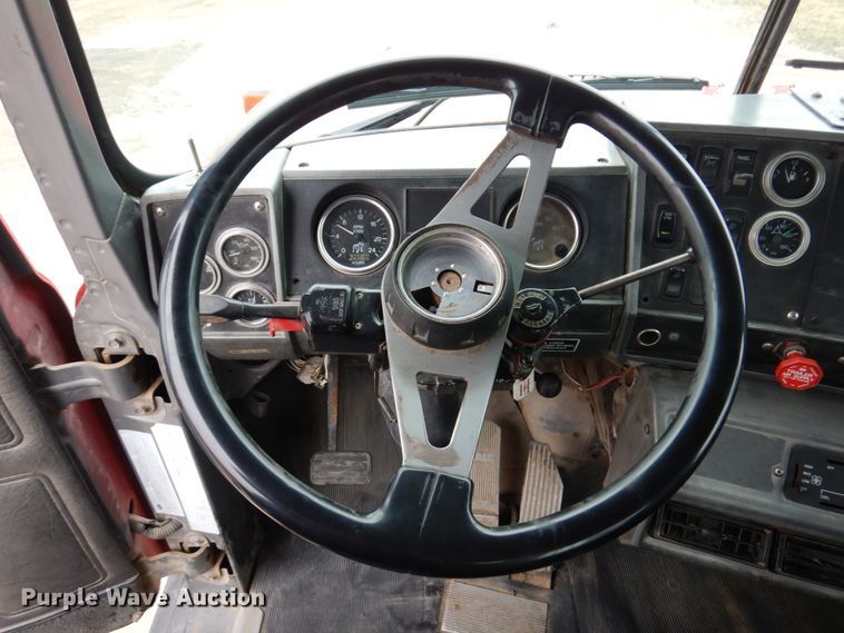 image for item IM9851 2002 Mack RD Series  semi truck