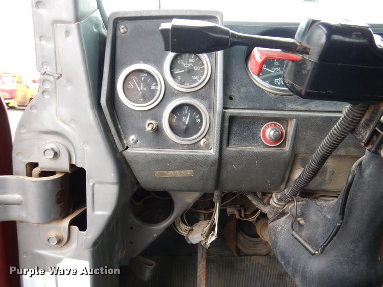 image for item IM9851 2002 Mack RD Series  semi truck