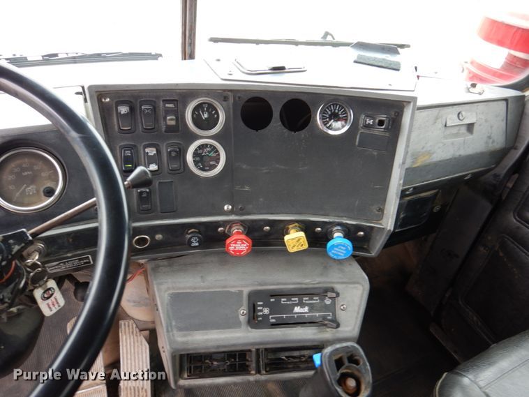 image for item IM9851 2002 Mack RD Series  semi truck