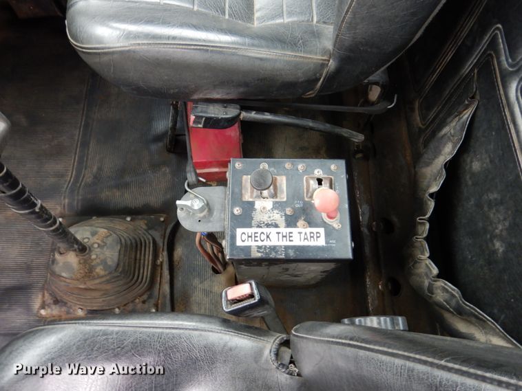 image for item IM9851 2002 Mack RD Series  semi truck