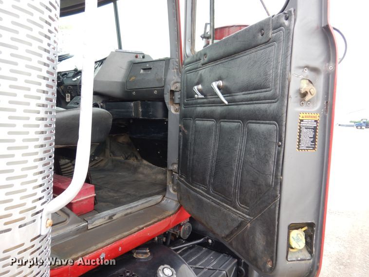 image for item IM9851 2002 Mack RD Series  semi truck