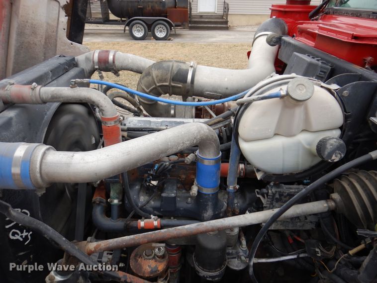 image for item IM9851 2002 Mack RD Series  semi truck