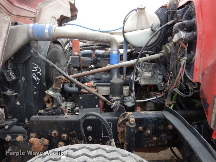 image for item IM9851 2002 Mack RD Series  semi truck