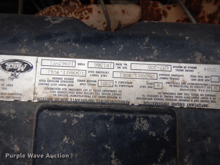 image for item IM9851 2002 Mack RD Series  semi truck