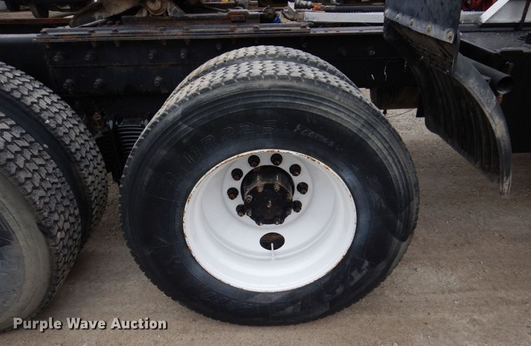 image for item IM9851 2002 Mack RD Series  semi truck