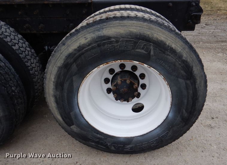 image for item IM9851 2002 Mack RD Series  semi truck