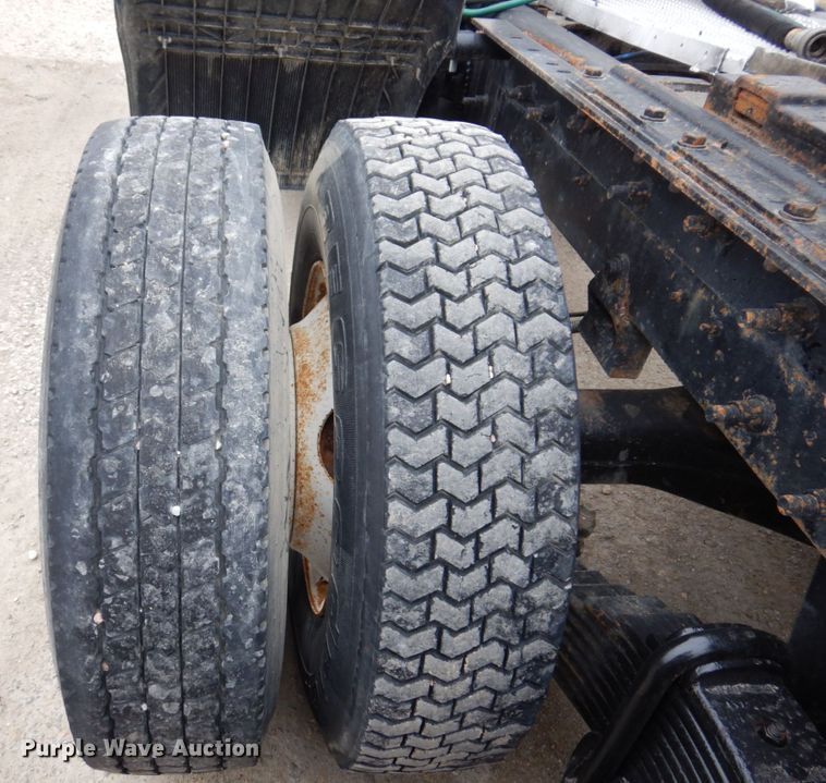 image for item IM9851 2002 Mack RD Series  semi truck