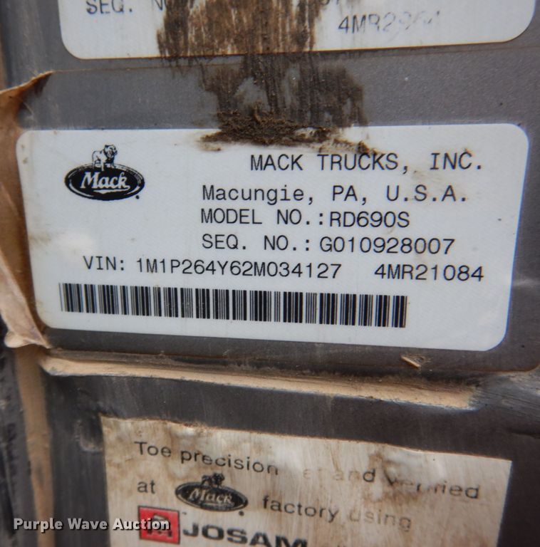 image for item IM9851 2002 Mack RD Series  semi truck