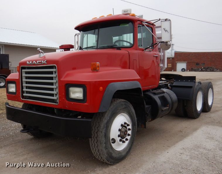 image for item IM9852 2001 Mack RD Series  semi truck