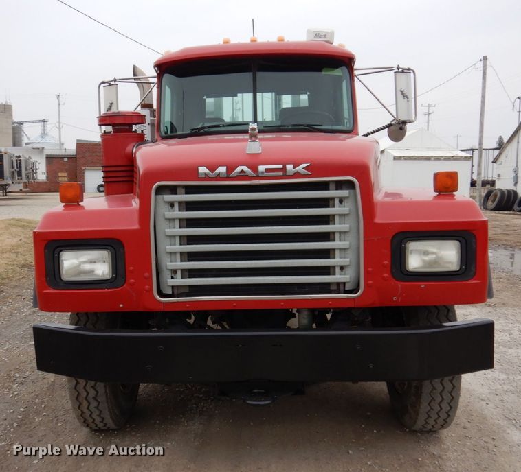 image for item IM9852 2001 Mack RD Series  semi truck