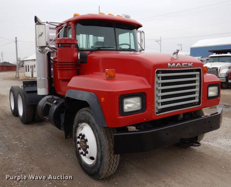 image for item IM9852 2001 Mack RD Series  semi truck