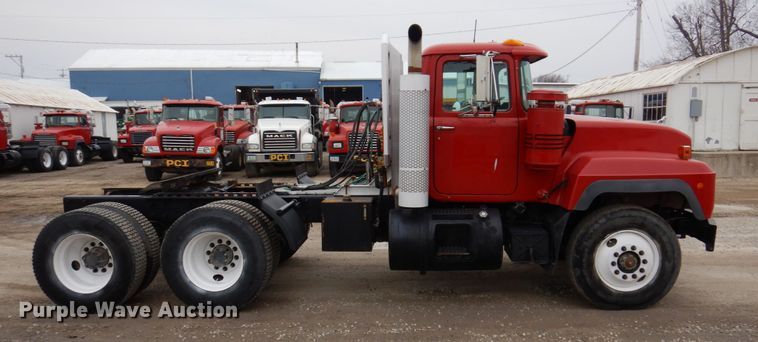 image for item IM9852 2001 Mack RD Series  semi truck