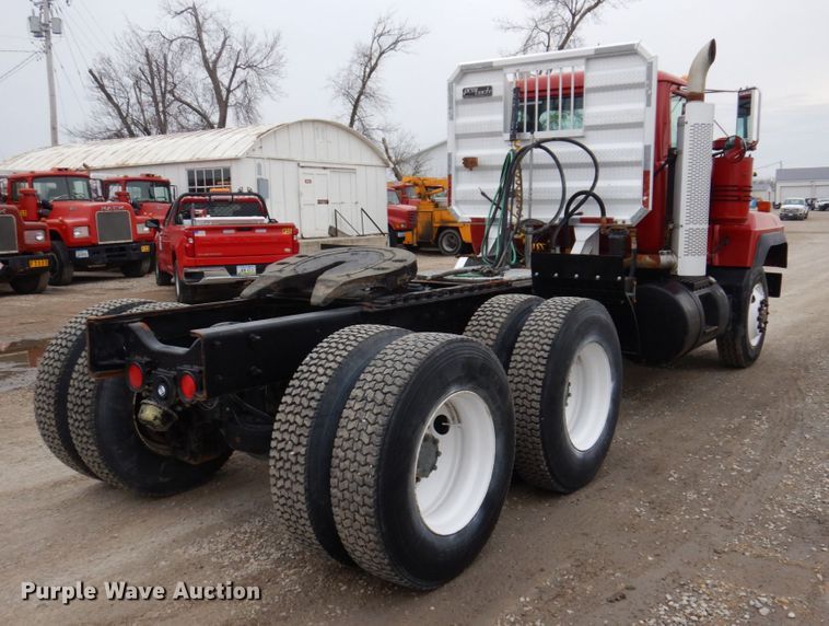 image for item IM9852 2001 Mack RD Series  semi truck