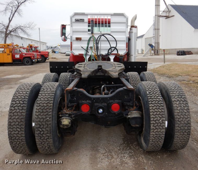 image for item IM9852 2001 Mack RD Series  semi truck