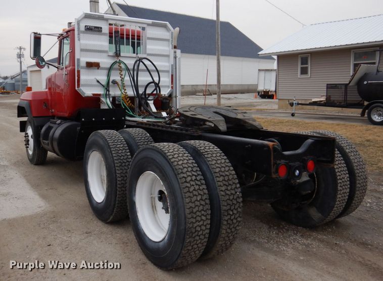 image for item IM9852 2001 Mack RD Series  semi truck