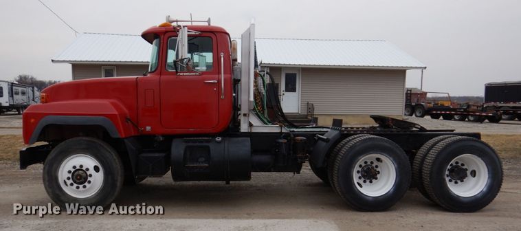 image for item IM9852 2001 Mack RD Series  semi truck