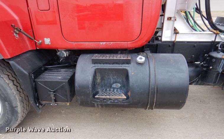 image for item IM9852 2001 Mack RD Series  semi truck