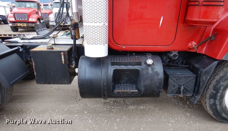 image for item IM9852 2001 Mack RD Series  semi truck