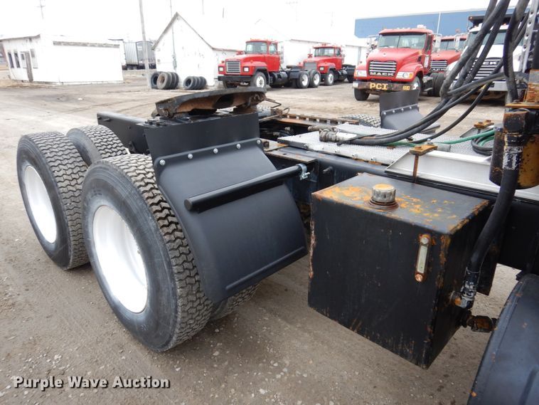 image for item IM9852 2001 Mack RD Series  semi truck