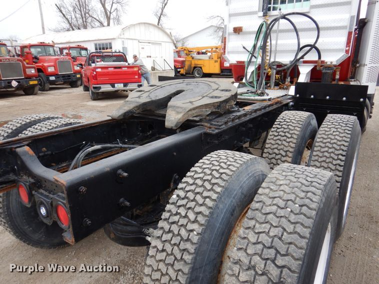 image for item IM9852 2001 Mack RD Series  semi truck