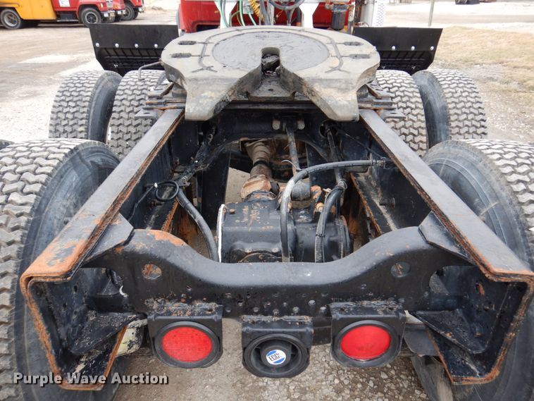 image for item IM9852 2001 Mack RD Series  semi truck