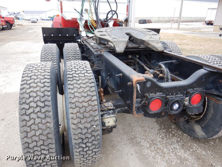 image for item IM9852 2001 Mack RD Series  semi truck