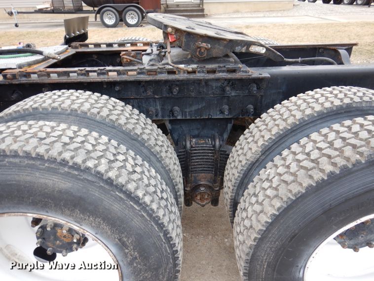 image for item IM9852 2001 Mack RD Series  semi truck