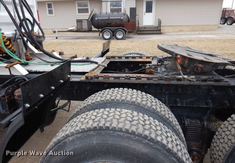 image for item IM9852 2001 Mack RD Series  semi truck