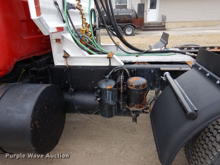 image for item IM9852 2001 Mack RD Series  semi truck