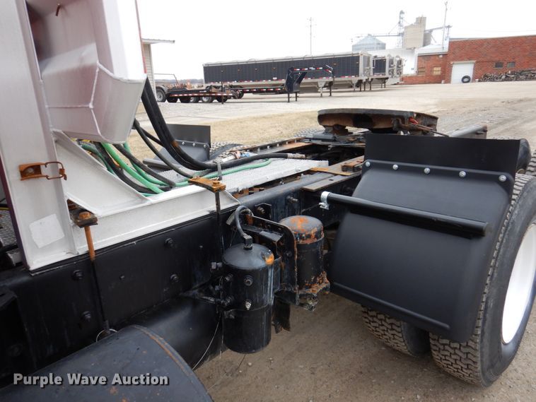 image for item IM9852 2001 Mack RD Series  semi truck