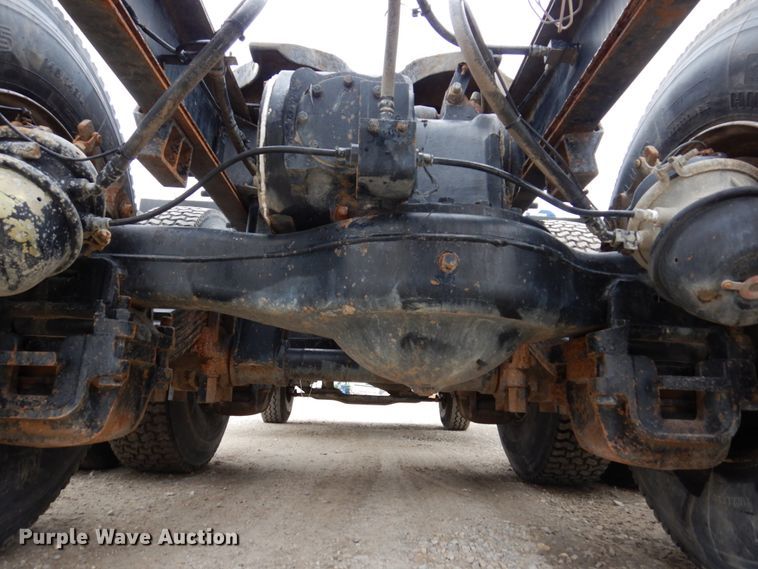 image for item IM9852 2001 Mack RD Series  semi truck