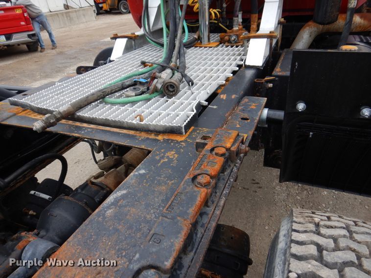 image for item IM9852 2001 Mack RD Series  semi truck