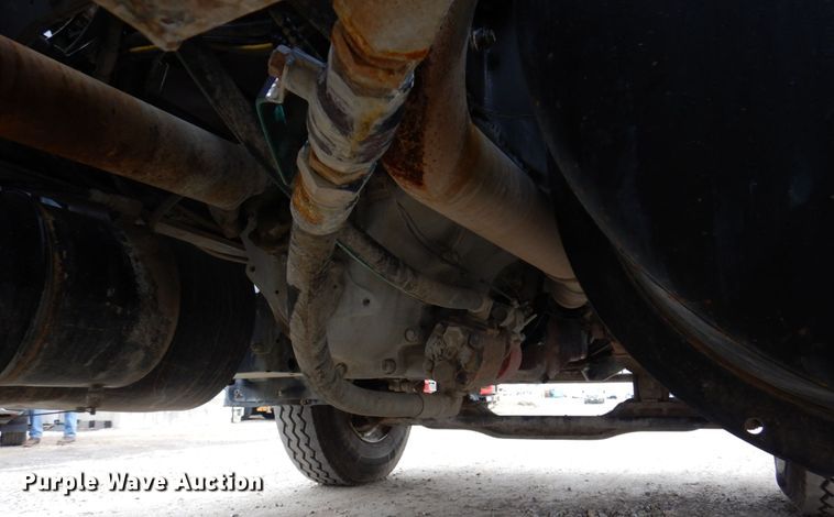 image for item IM9852 2001 Mack RD Series  semi truck